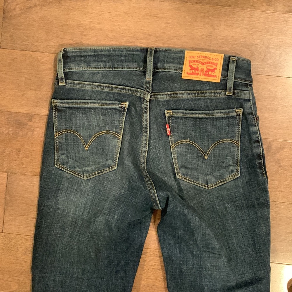Levi’s 711 Jeans with light distressing EUC Size 26x30